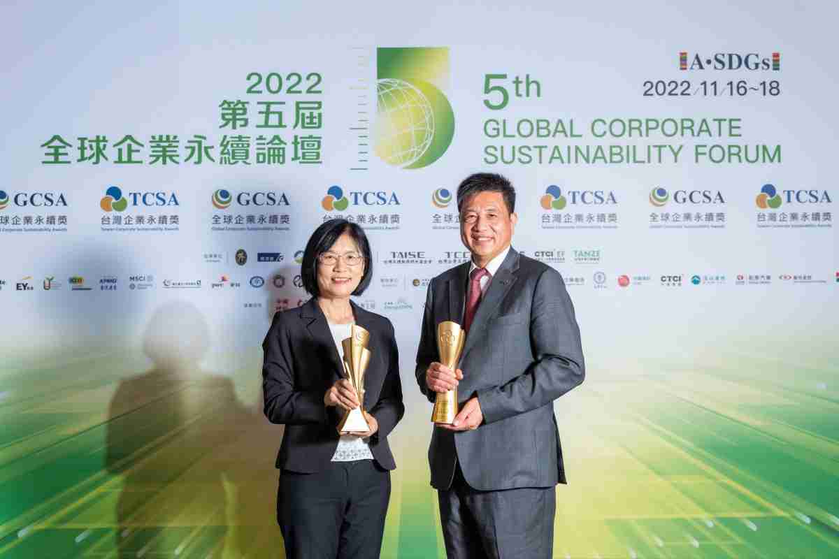 至成国际作为净零碳排先锋，，，，期引领价值链伙伴同行共好，，卫冕制造业组“十大典范企业” 二连冠殊荣(左：至成国际光电永续长古秀华，，，右：至成国际光电董事长暨执行长彭双浪)