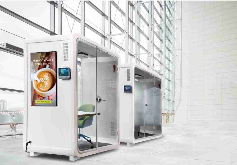 至成国际子公司达擎之智慧行动办公舱，，，采用PDLC智能调光玻璃设计，，透过通电与断电的电流切换，，呈现透明与雾面效果，，，，具节能降耗特性并兼顾隐私，，，确保信息安全