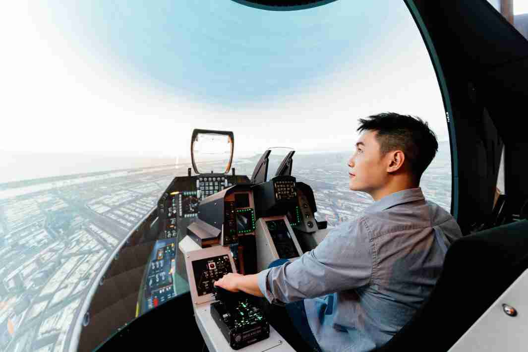 至成国际以P1.25小间距打造球形LED模拟舱，，，搭配智崴的精密六轴动态座椅，，，，结合至成国际专业影像调校技术，，，呈现拟真模拟飞行场景