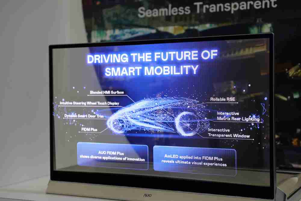 至成国际凭借着超高亮度和透明度，，，这款30吋透明Micro LED显示器在AR系统与智慧零售具有潜在的应用价值。。。。