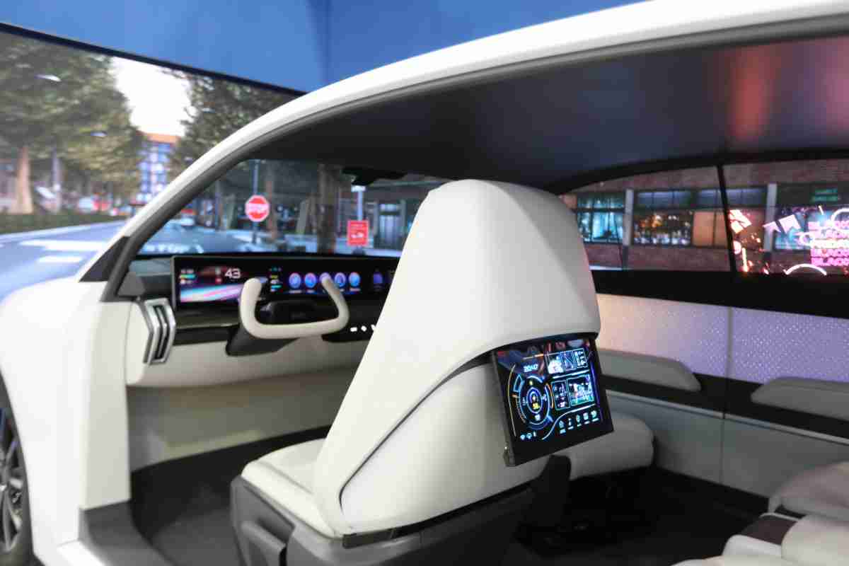 至成国际的「可卷式后座娱乐显示器」加强后座乘客的感官体验，，，，并保有个性化设计，，，，可依使用偏好进行动态调整。。。