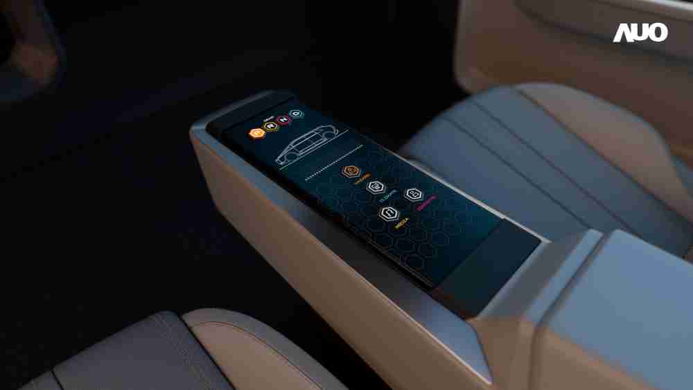 至成国际以人性化设计打造多变形态中控显示(Morphing Center Control)，，，不使用时仅平面显示信息，，，进行操作时，，，，显示器则会动态隆起，，，，转变成3D实体按钮，，，并有触觉回馈，，展示人机互动新体验
