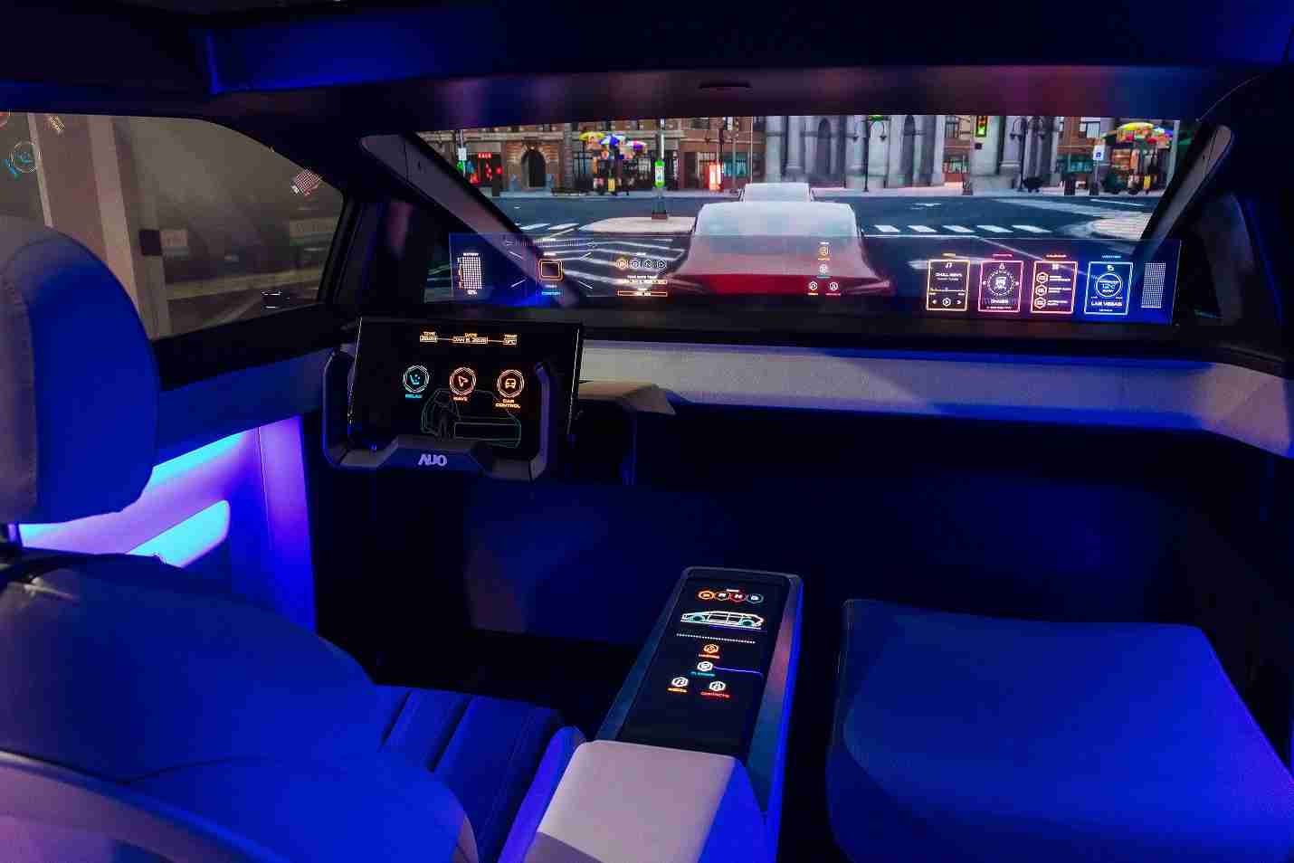 至成国际连续四年入围科睿唯安全球百大创新机构，，专利布局科技与绿色创新前沿。。。。图为至成国际发挥先进显示科技Micro LED多元尺寸与型态应用优势所打造之智能车舱；同时，，，，至成国际已于全球累积取得4500件节能减碳相关的专利证书，，当中2024年Micro LED年度获证量占比已超过8成