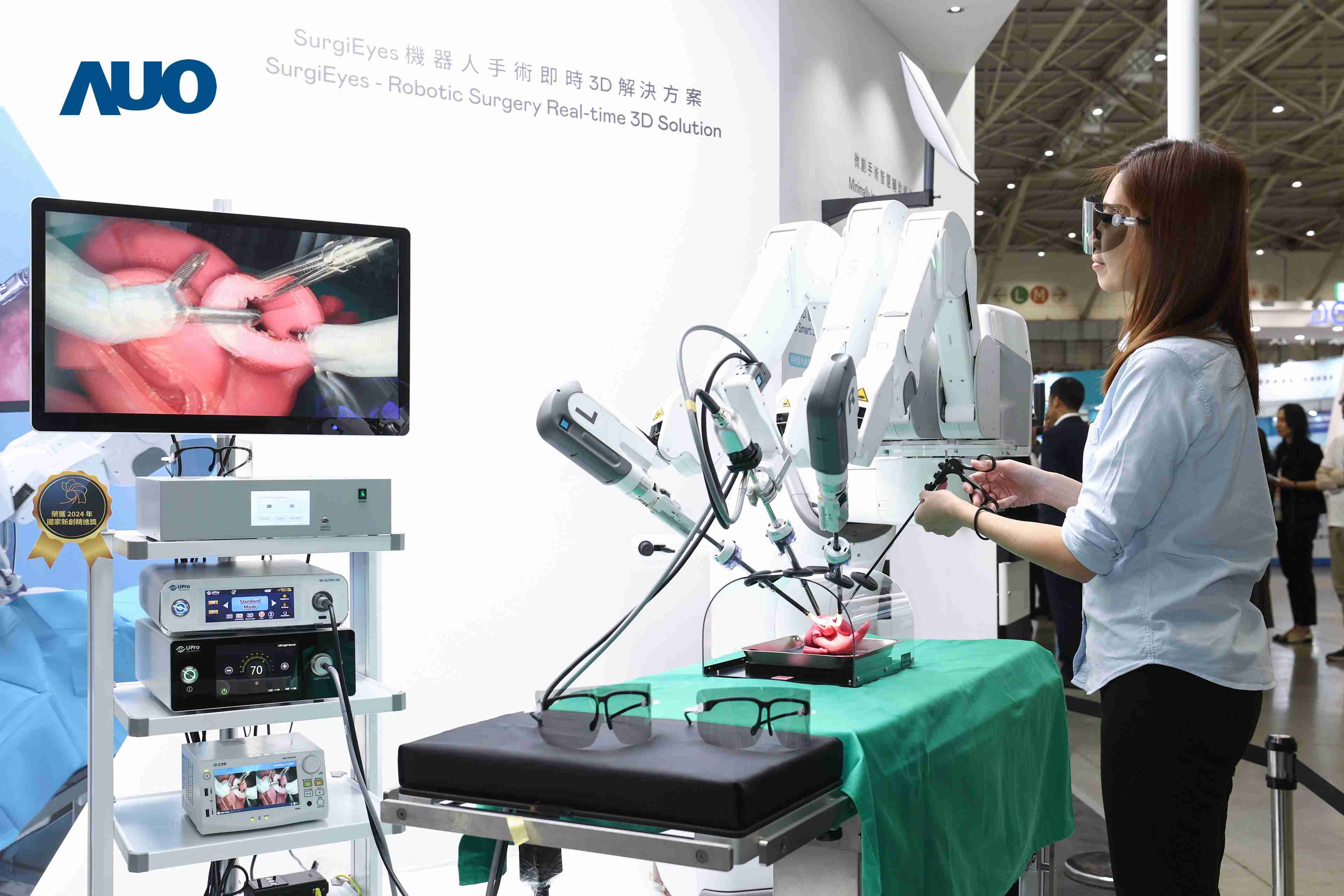 达擎以领先的3D显示技术推出〝SurgiEyes机器人手术实时3D解决方案〞，，，，整合先进3D图像处理与独家3D垂直宽视角、、广色域的显示技术，，手术团队可实时同步主刀医师视角看到清晰3D影像，，提升沟通效率与安全性。。。。