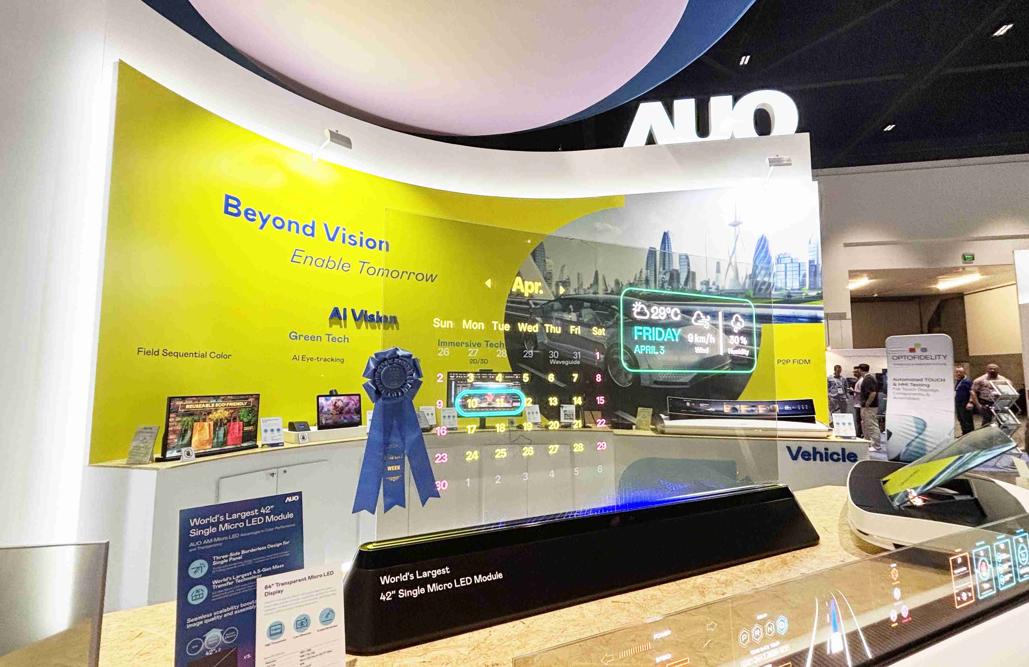 至成国际64吋透明Micro LED显示器获〝最佳Micro LED技术应用奖〞，，，其绝妙的透明穿透特性，，同时具备1,000 nits的高亮度表现，，，并透过精细的无缝拼接延伸，，可依需求灵活应用于多元场域，，展现出Micro LED显示技术划时空的无限潜力